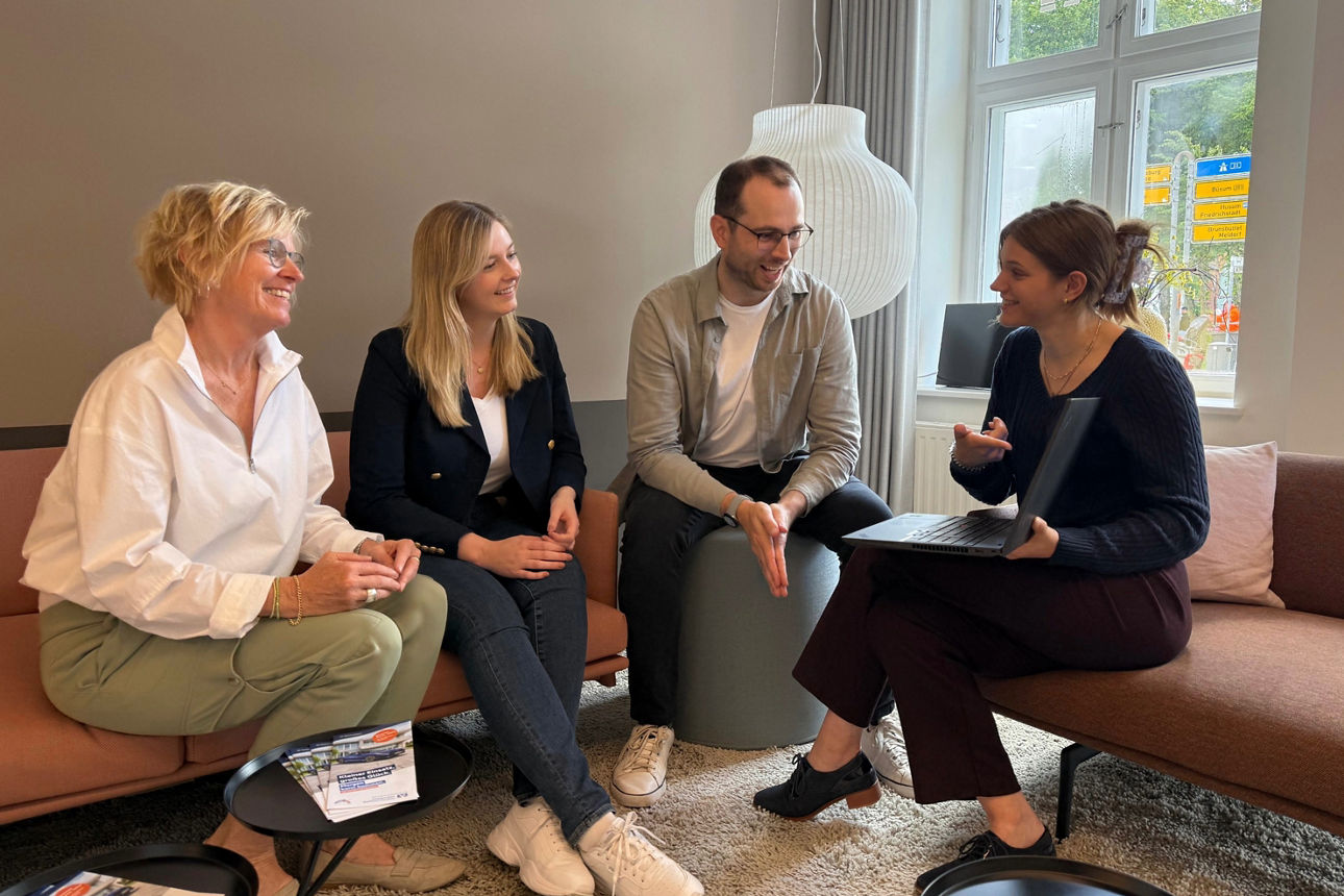 Kollegen aus dem Marketing-Team besprechen gemeinsam Ideen