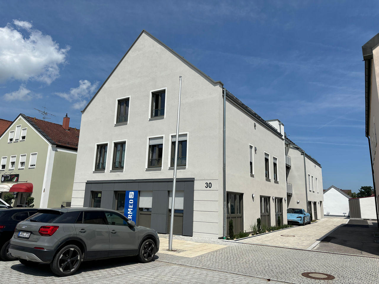 Wohn- und Gewerbeimmobilie mit blauem Himmel im Hintergrund