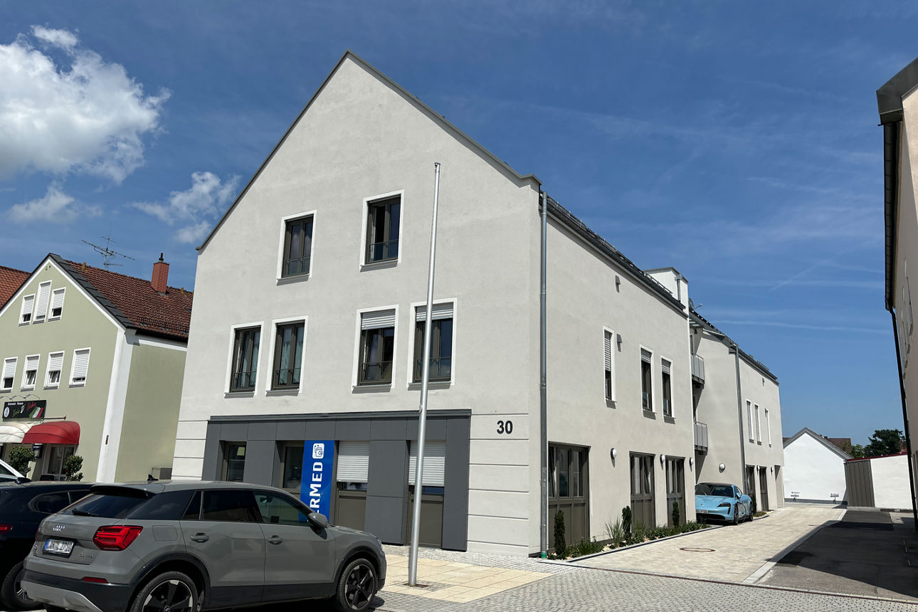 Wohn- und Gewerbeimmobilie mit blauem Himmel im Hintergrund