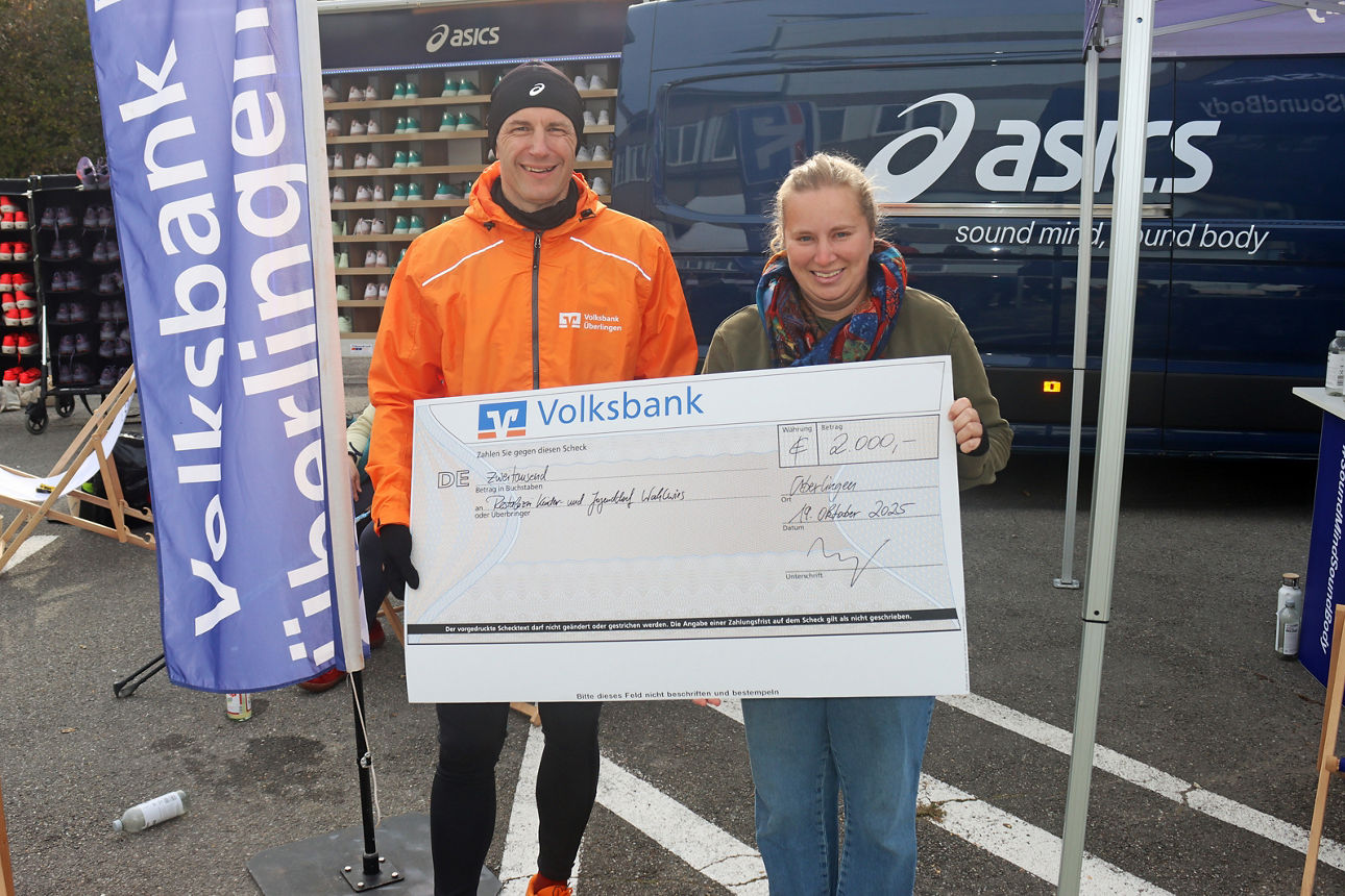 Volksbank Vorstand, Markus Ott, übergibt den Spendenscheck über 2000 Euro an, Jessica Preising vom Pestalozzi Kinderdorf