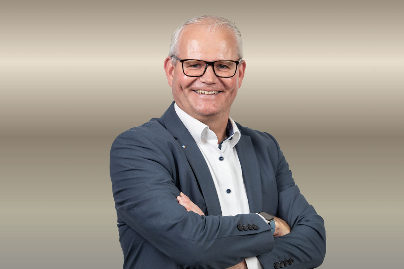 Leiter Privatkundenbank Martin Will im Anzug mit verschränkten Armen