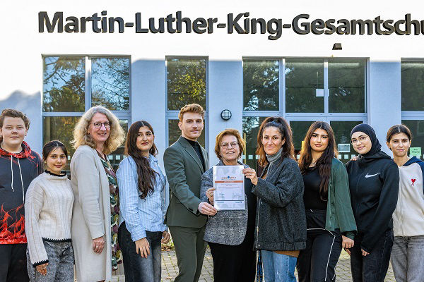 Schüler*innen der Projektgruppe „Meet 'n' Eat“ mit den Projektleiterinnen Andrea Seyb (3.v.l.) und Meryem Sarli (7.v.l.) sowie Astrid Freudenberger (6.v.l.), Regionalmanagerin bei sozialgenial von der Stiftung Aktive Bürgerschaft, und Björn Giersberg (5.v.l.), Mitarbeiter Marketing und Kommunikation bei der Dortmunder Volksbank.