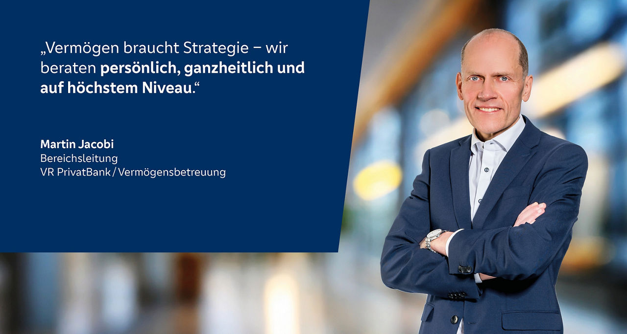 Ein lächelnder Mann trägt einen blauen Anzug und ein weißes Hemd, der Freundlichkeit und Selbstbewusstsein ausstrahlt
