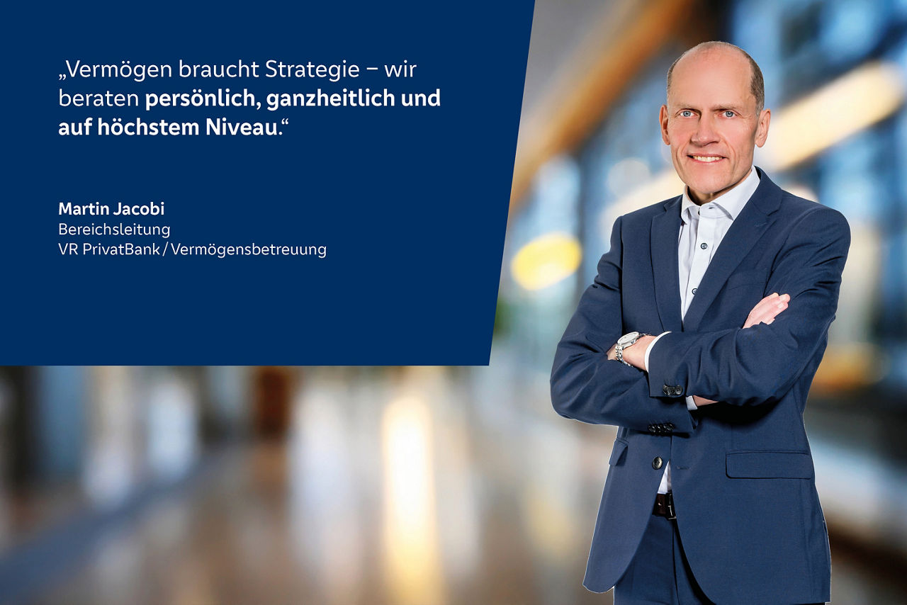 Ein lächelnder Mann trägt einen blauen Anzug und ein weißes Hemd, der Freundlichkeit und Selbstbewusstsein ausstrahlt