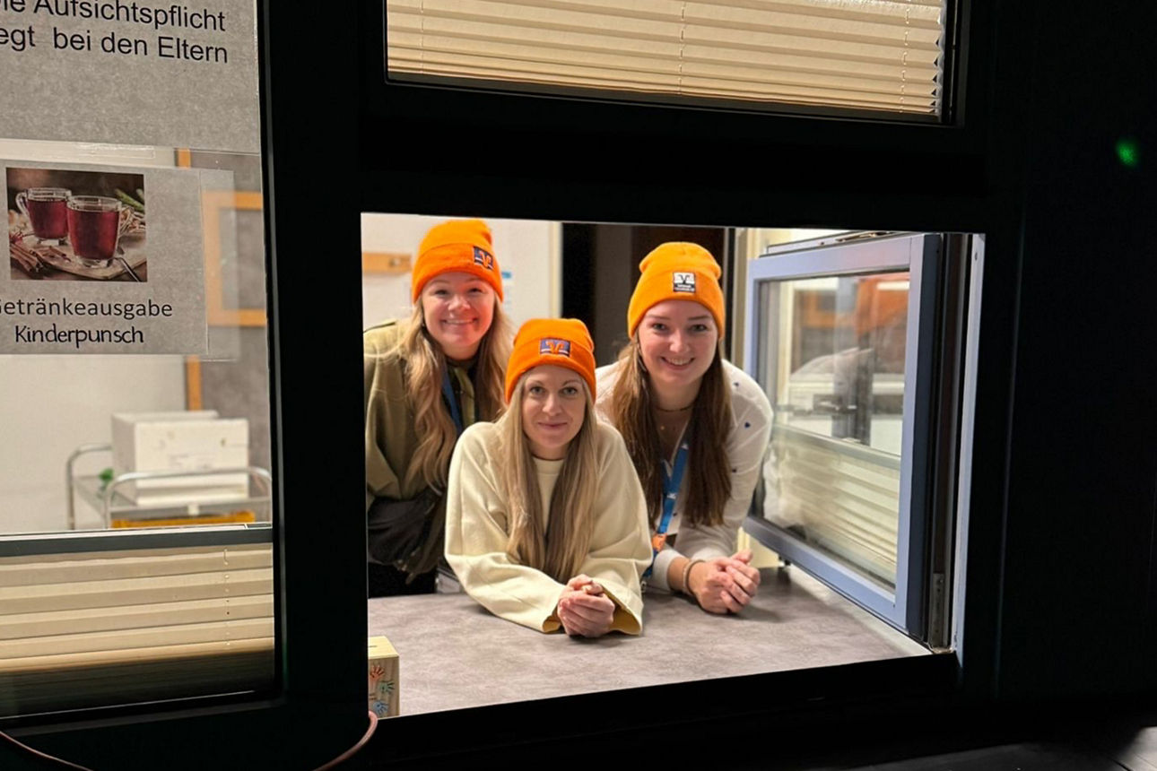 Nicole Schult, Maren Hegerring und Lara Berger schauen aus einem Fenster raus.