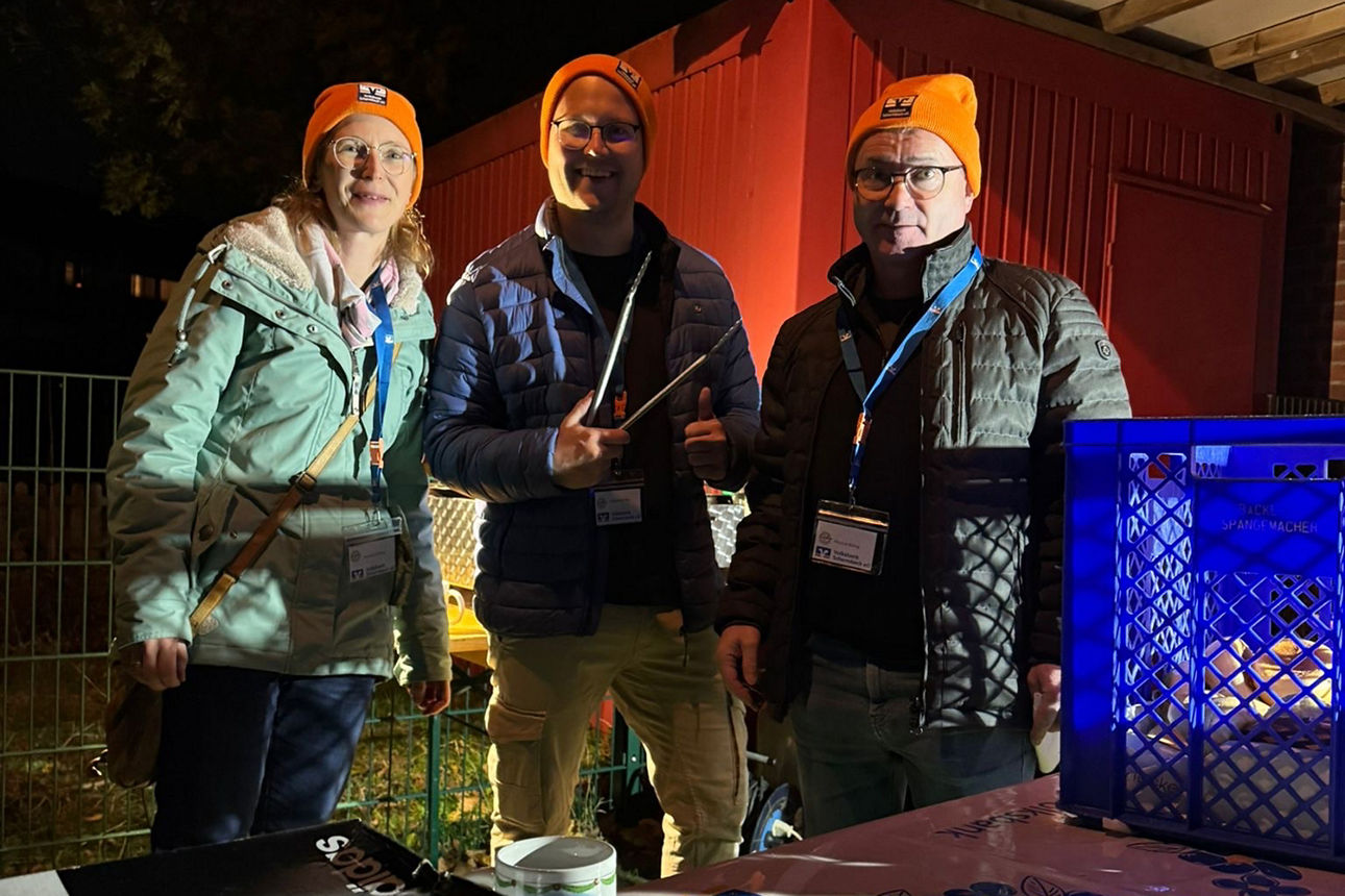 Andrea Freitag, Sebastian Rau und Nicolai Böing am Grillwurst-Stand.