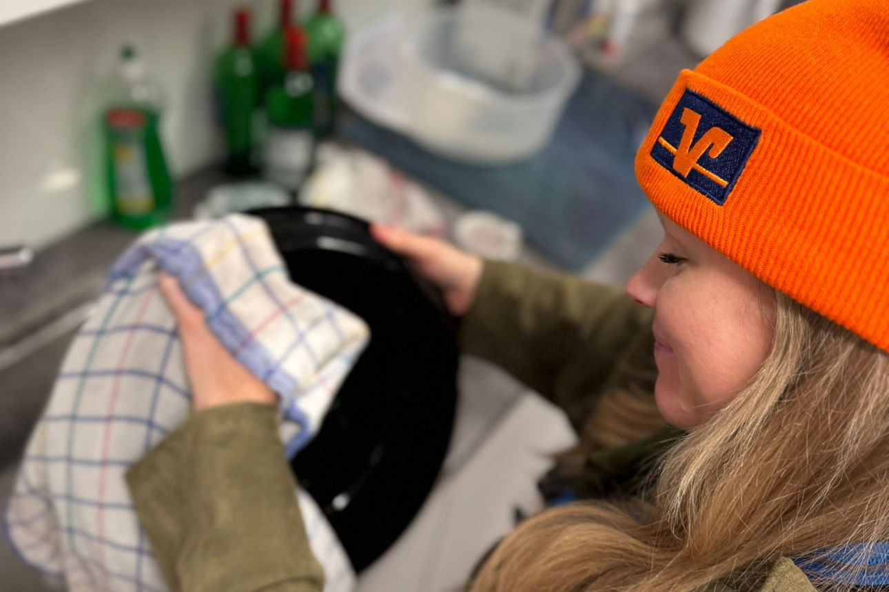 Nicole Schult beim abtrocknen.