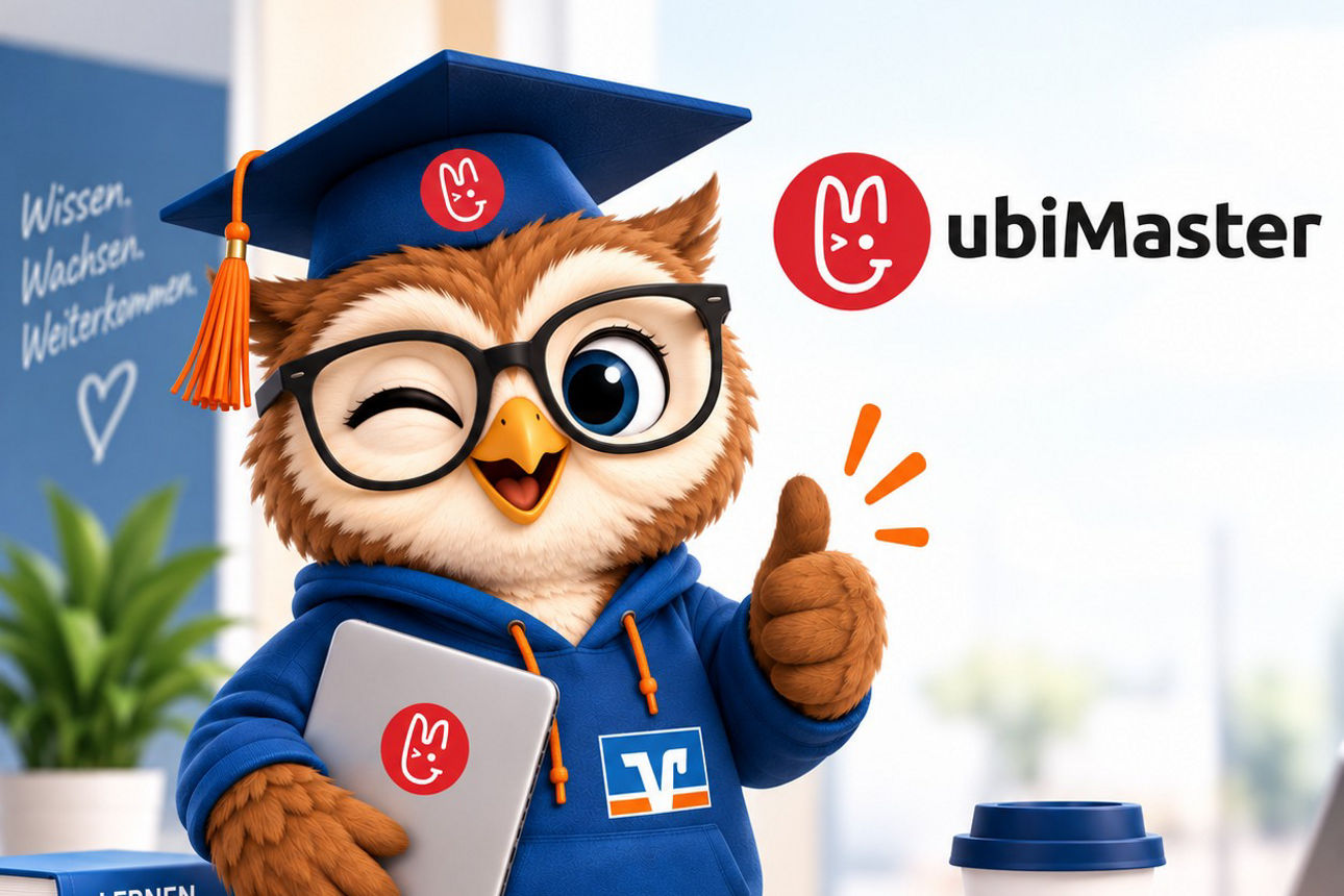 Drei fröhliche Jugendliche zeigen Daumen hoch vor hellem Hintergrund, oben links steht das Logo „ubiMaster School“.