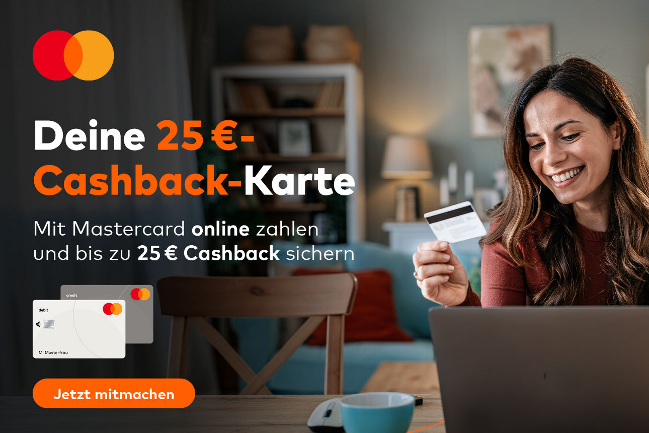 Freudige Frau mit Ihrer Kreditkarte in der Hand. Vor Ihr seht ein Notebook auf dem Tisch.