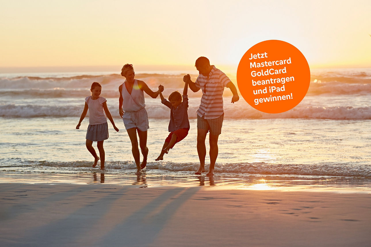 Junge Familie läuft am Sandstrand