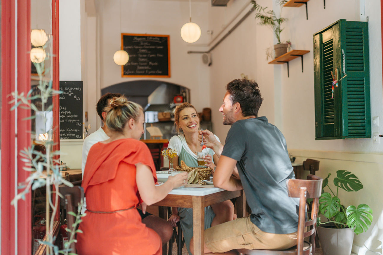 Gruppe von Freunden gemeinsam im Restaurant