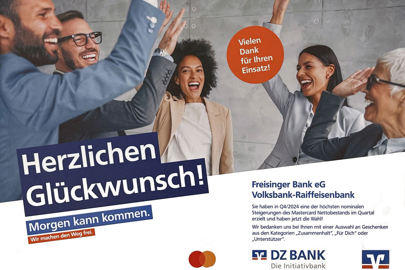 Abbildung einer Anzeige zum Mastercard-Vertriebserfolg; Foto mit jubeldenen Menschen, dazu verschiedene Textfelder