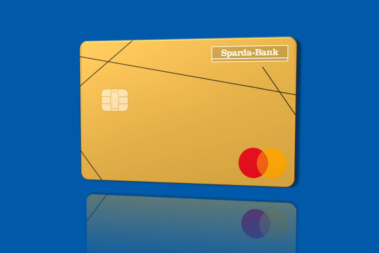 Vorderseite der goldenen Mastercard® Gold (Kreditkarte) mit Spiegelung