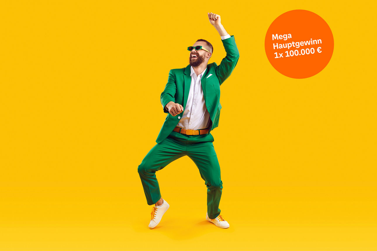 Junger Mann im grünen Anzug jubelt vor gelbem Hintergrund