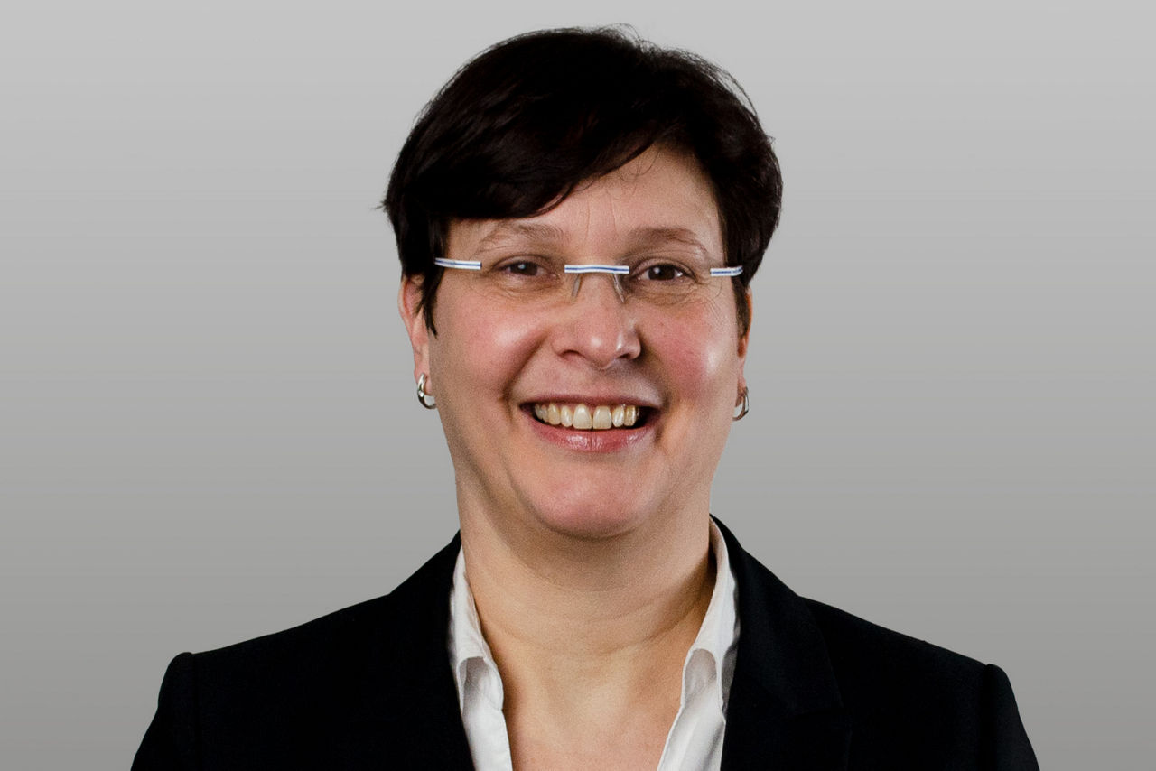 Privatkundenberater Sabine Matterne vor grauen Hintergrund