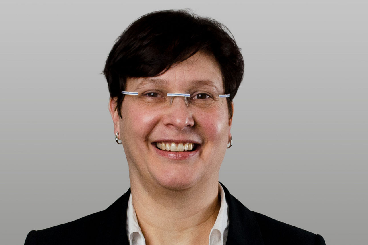 Privatkundenberater Sabine Matterne vor grauen Hintergrund