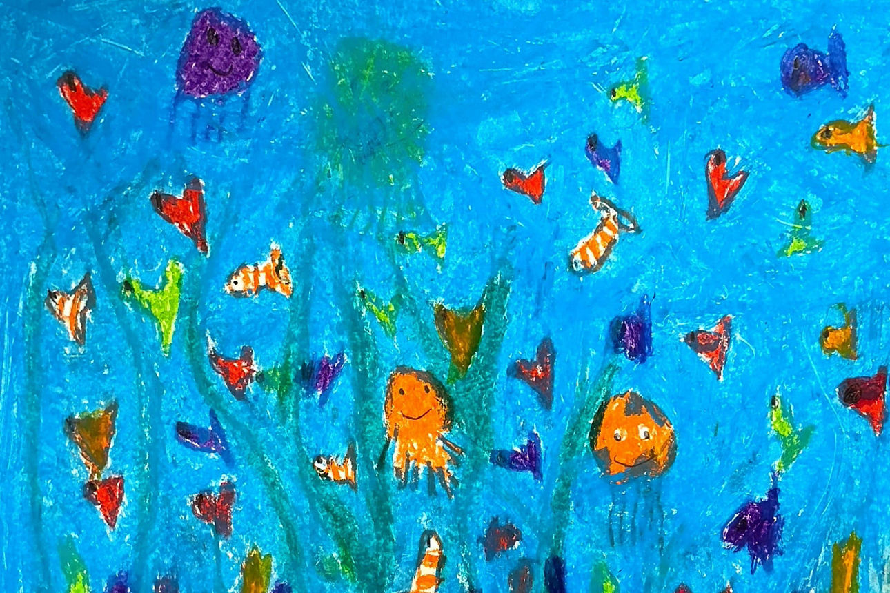 Auf einer Zeichnung schwimmen viele bunte Fische im Meer