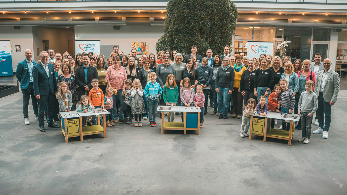 Übergabe der Matschküchen an die Kindergärten