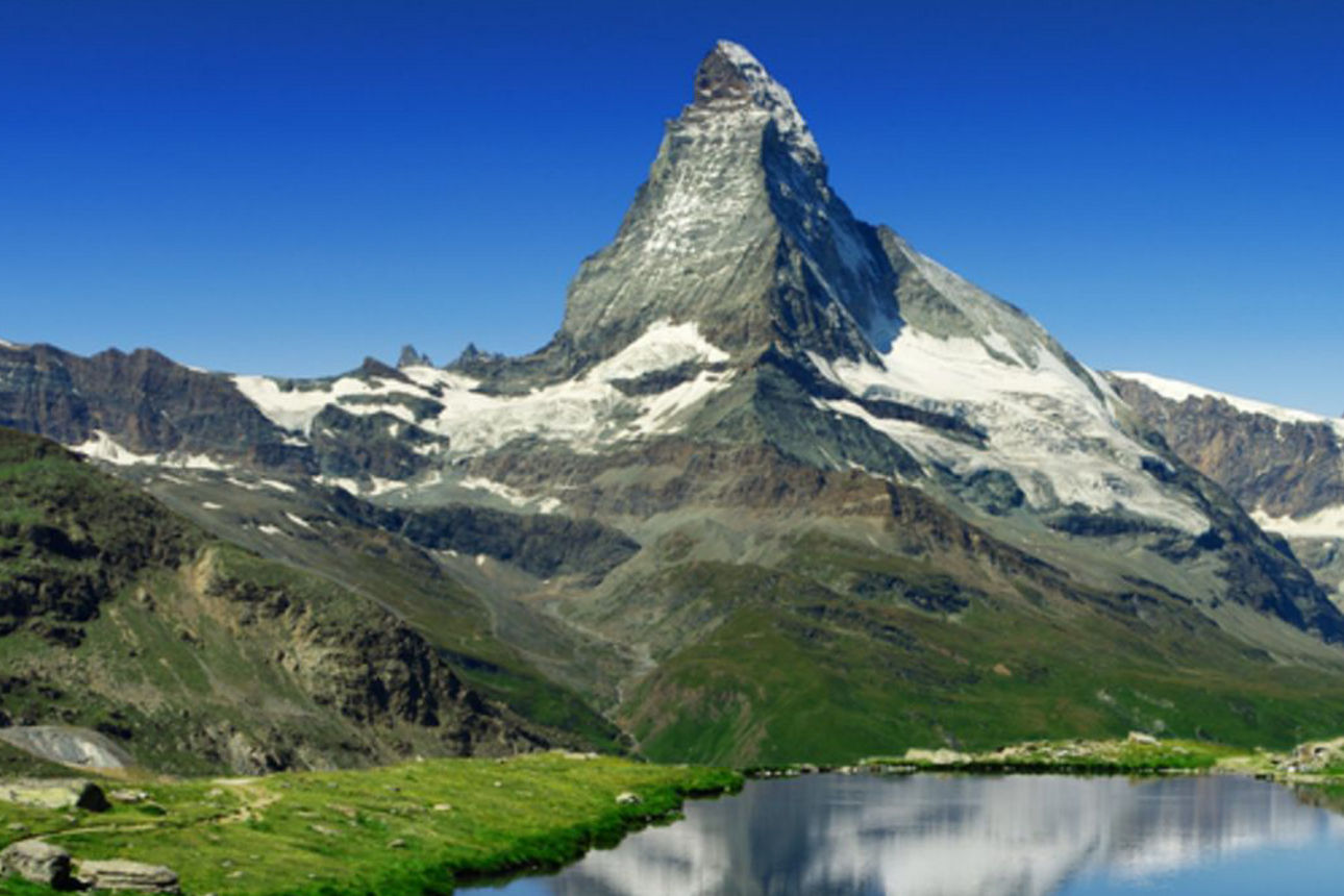 Matterhorn mit Bergsee im Vordergrund