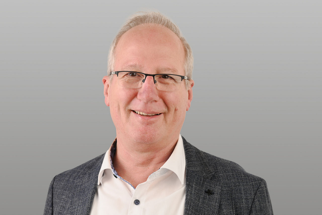 Kundenberater Eugen Mattes vor grauen Hintergrund