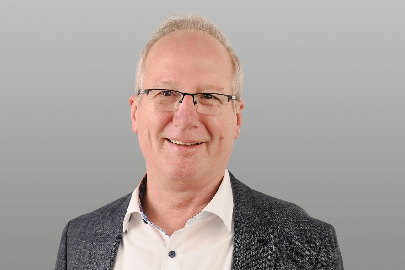 Kundenberater Eugen Mattes vor grauen Hintergrund