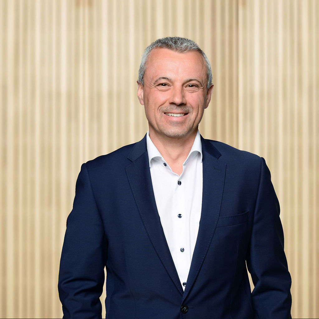 Matthias Blendel vor einer Holzwand