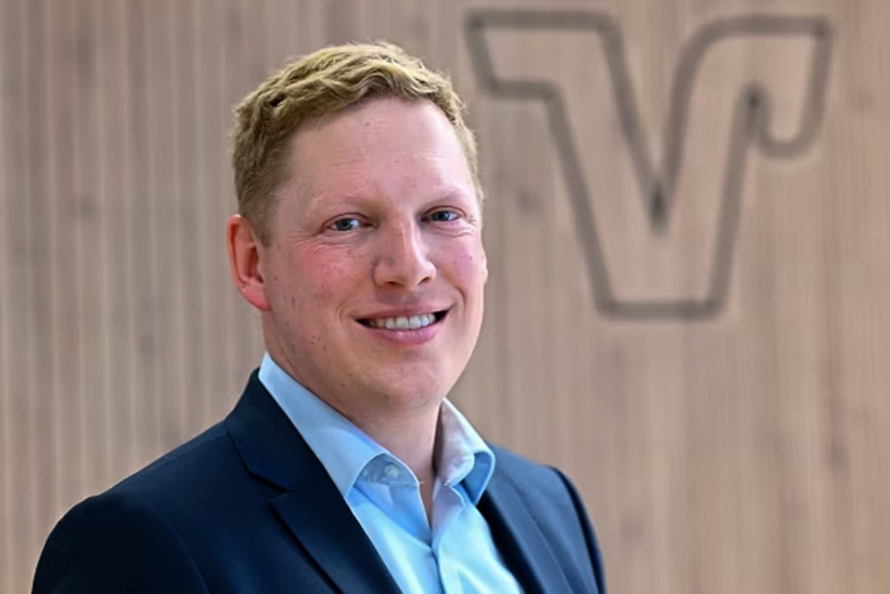 Personalleiter Matthias Pfliegl lächelt