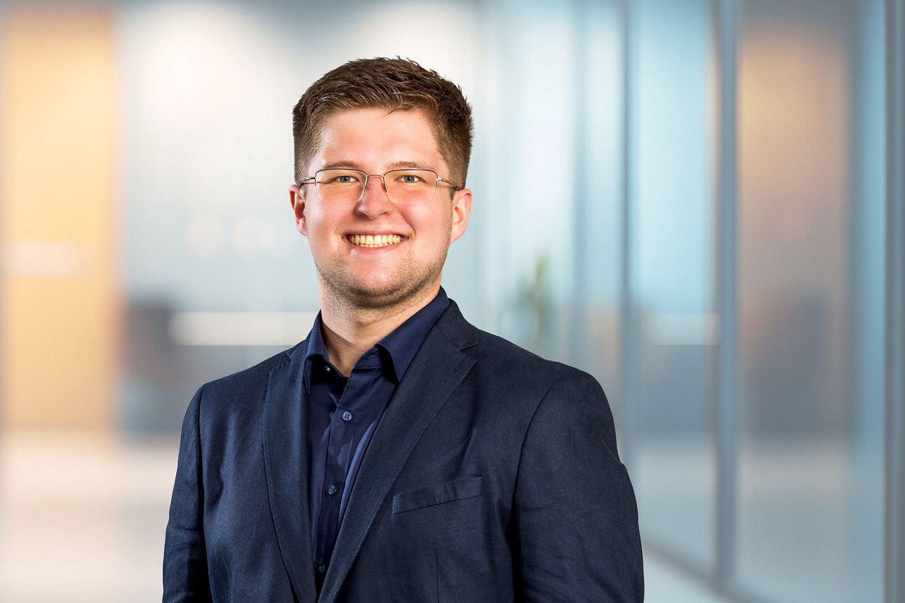Colin Mattukat, Auszubildender bei der Volksbank Bochum Witten eG lächelt in die Kamera