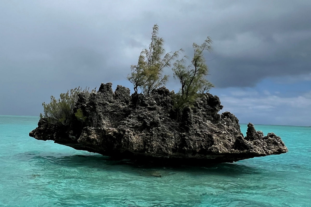 Fels im hellblauen Meer bei Mauritius