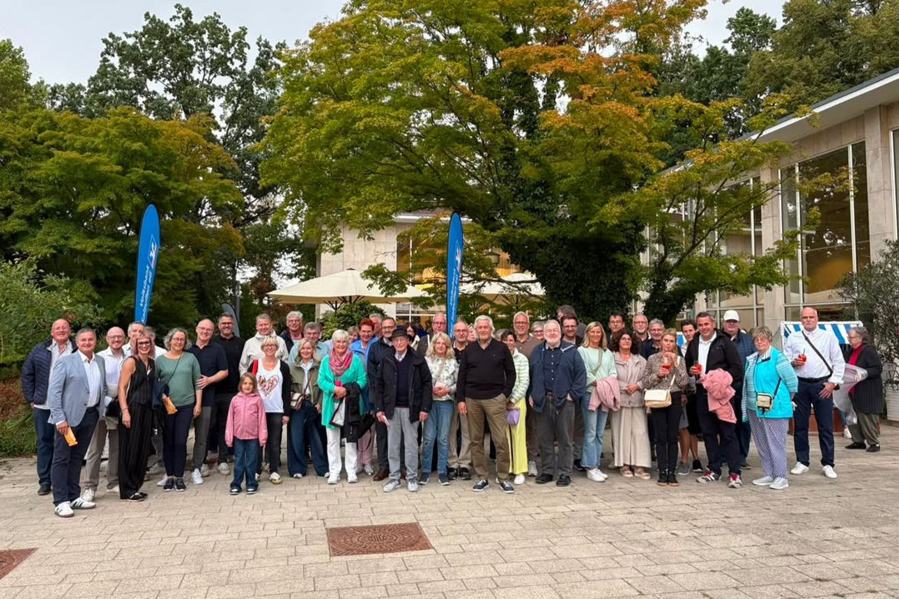 Gruppenbild der Mitglieder vorm Open-Air-Konzert