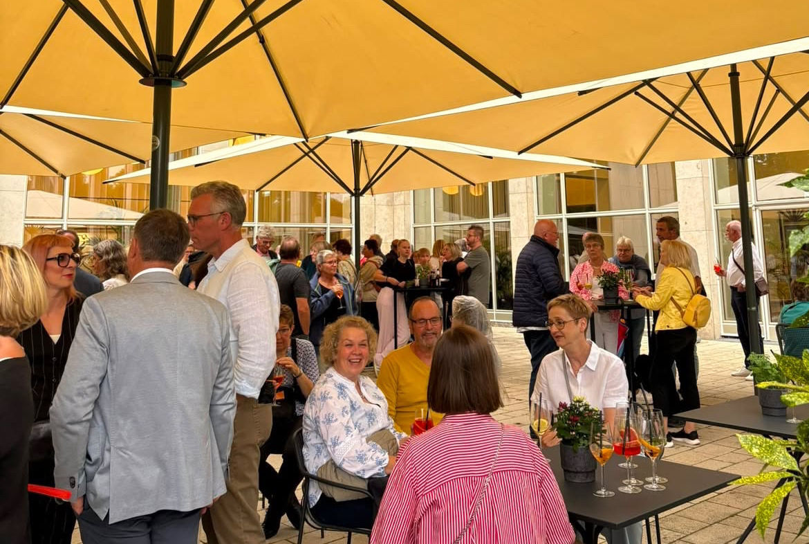 Mitglieder sitzen im Cafe Salz und Seele
