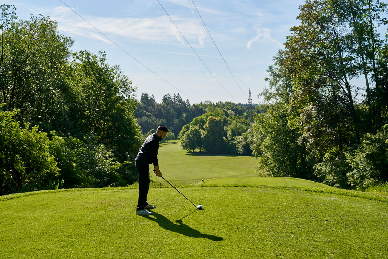 Max Müller golft auf dem Golfplatz