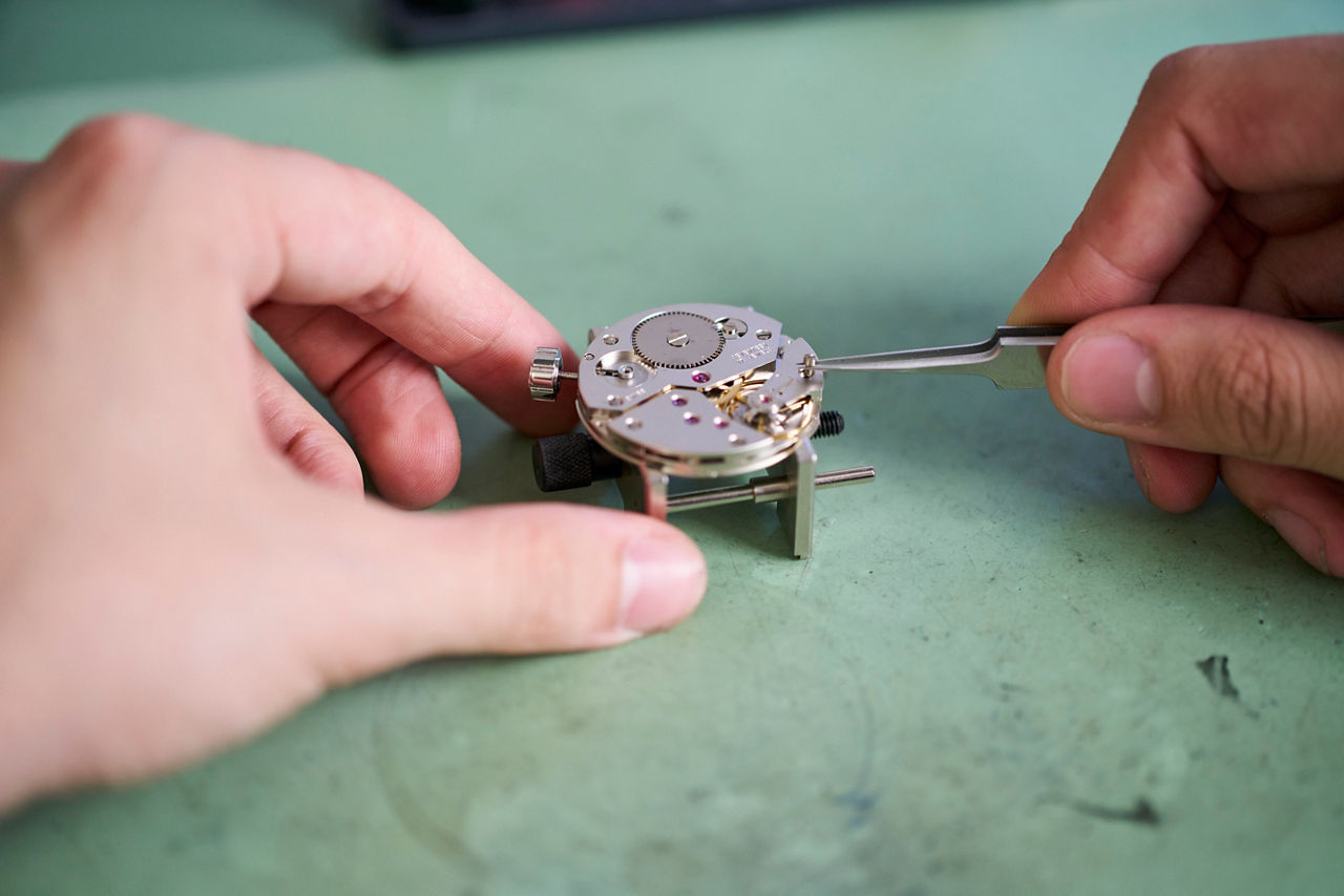 Nahaufnahme einer Uhr die repariert wird
