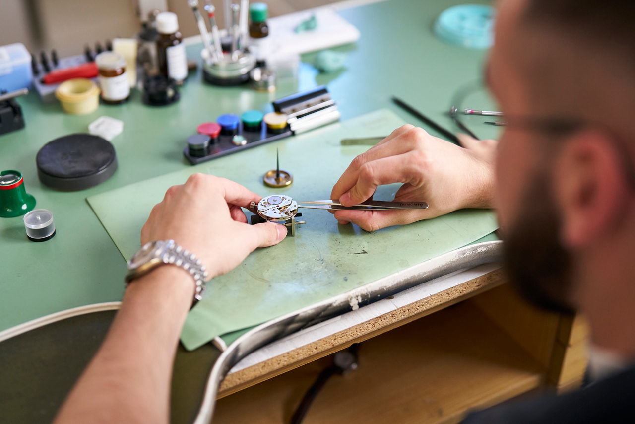 Max Müller repariert eine Uhr
