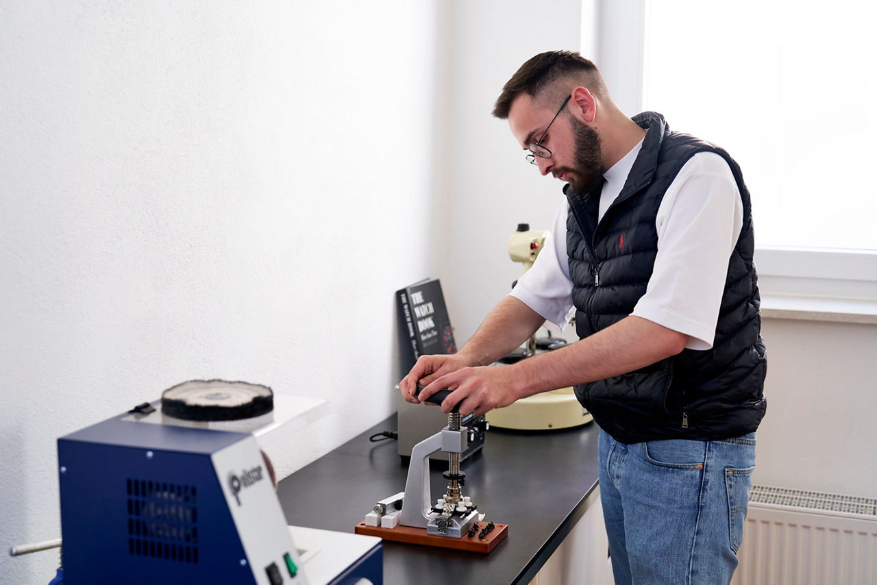 Max Müller repariert eine Uhr