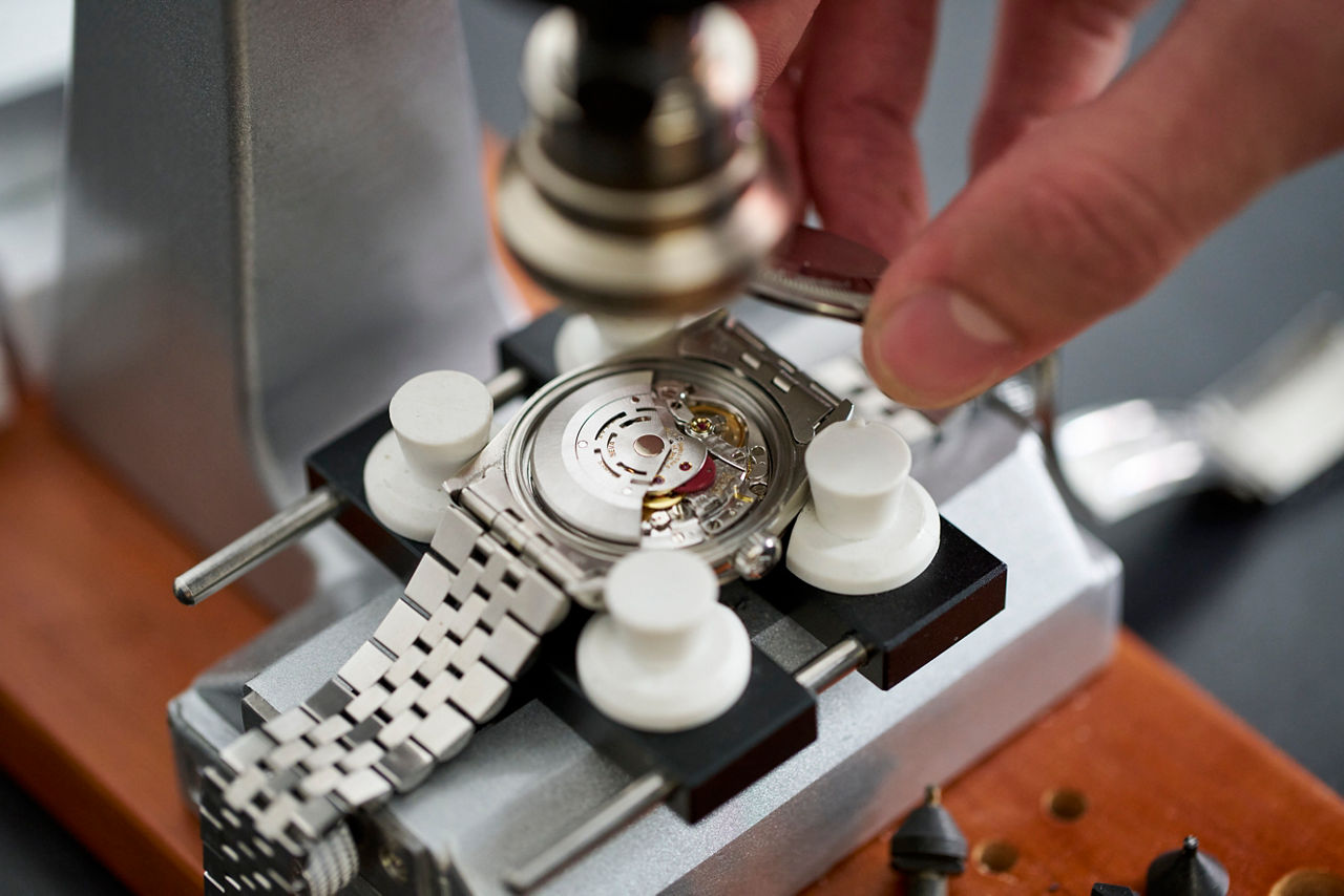 Max Müller repariert eine Uhr