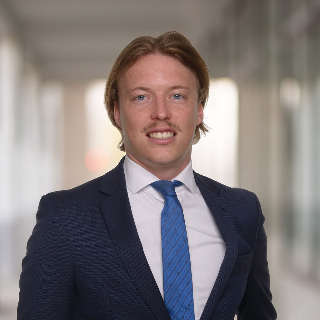 Portrait von Florian Mayer vor einem modernen Bürohintergrund