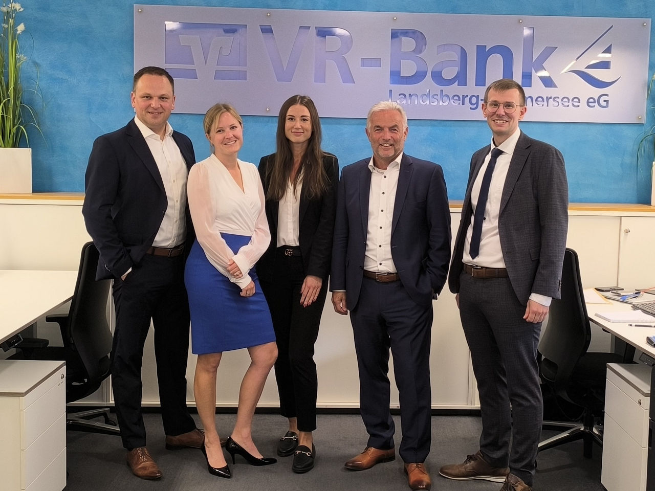 Wir gratulieren zu 10 Jahren VR-Bank Familie und einer Weiterbildung.