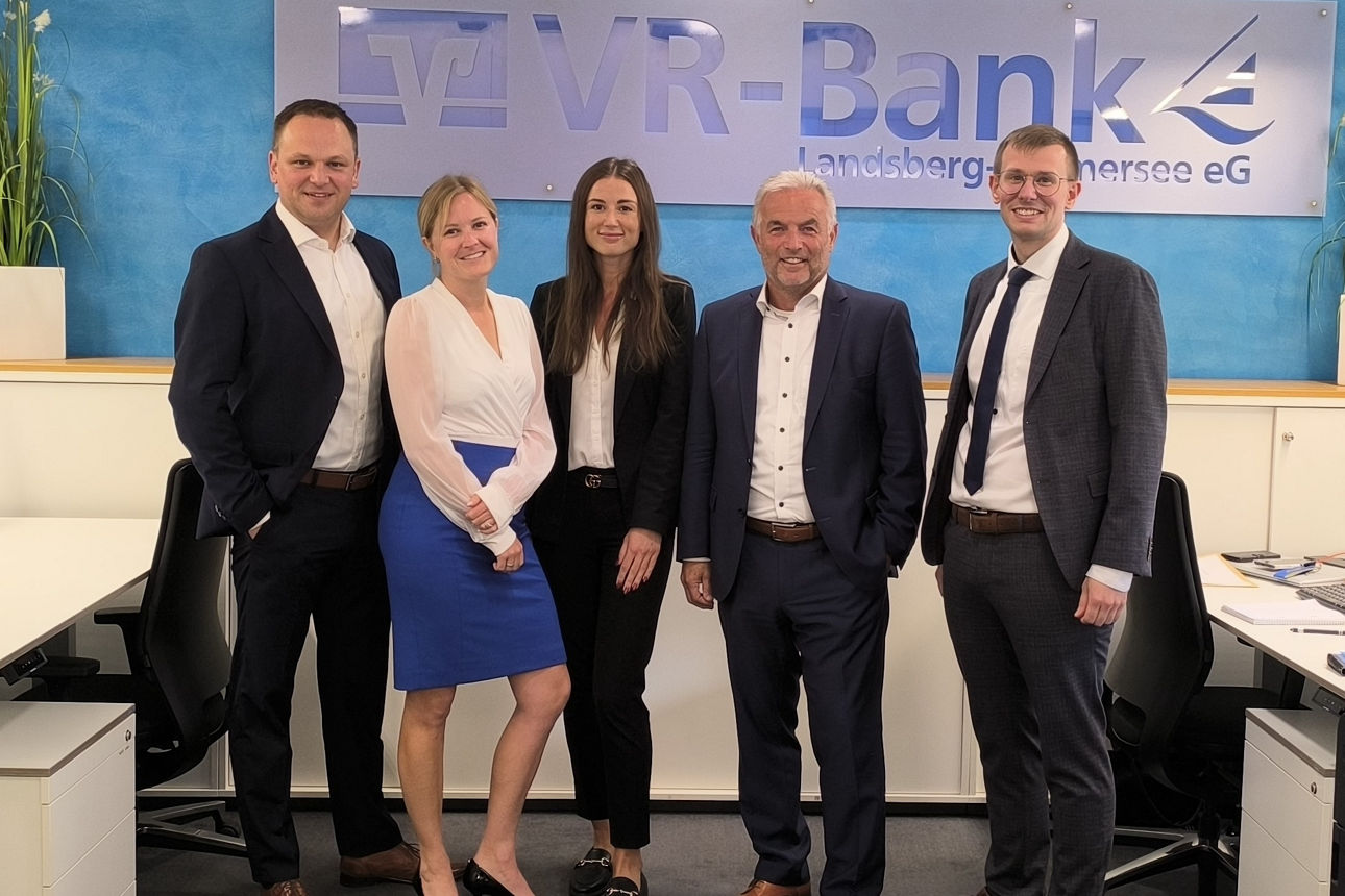 Wir gratulieren zu 10 Jahren VR-Bank Familie und einer Weiterbildung.