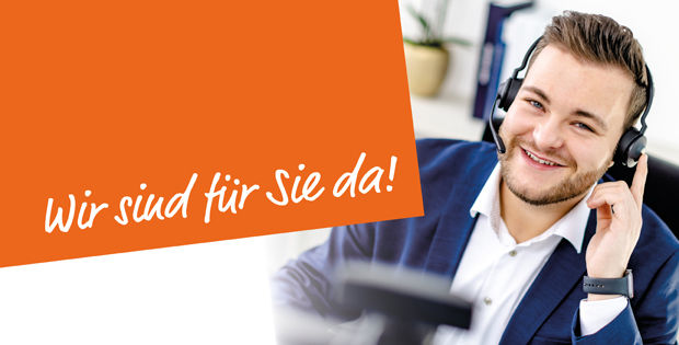 ein lächelnder Mann, der ein Headset und einen blauen Blazer trägt.