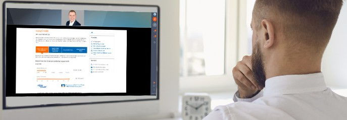 Nachdenklicher, bärtiger Mann vor seinem Bildschirm im Büro.