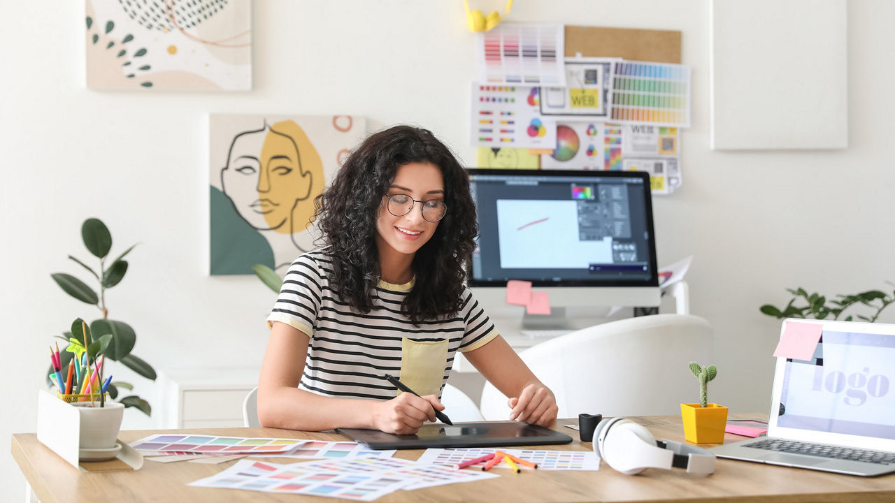 junge Designerin am Schreibtisch