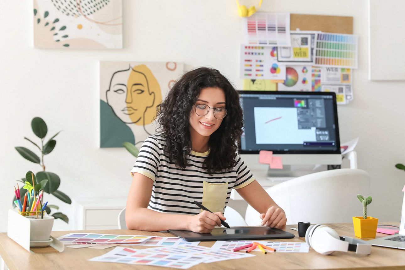 junge Designerin am Schreibtisch