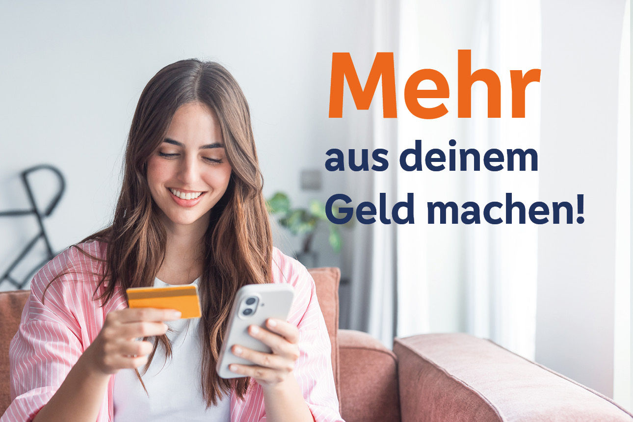Bild von einer Frau die ihre Bankkarte und ihr Smartphon ein der Hand hält