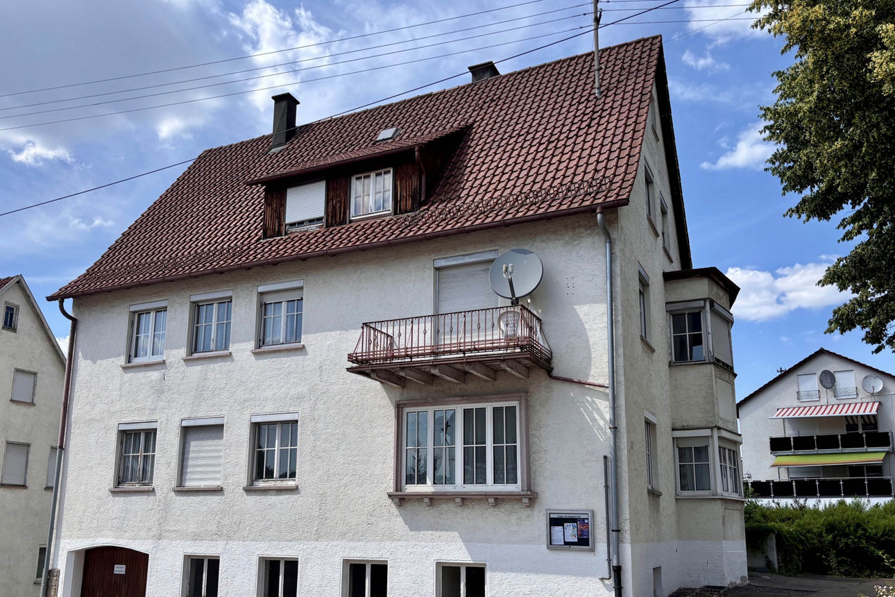 Hausansicht von Mehrfamilienhaus mit Entwicklungspotenzial