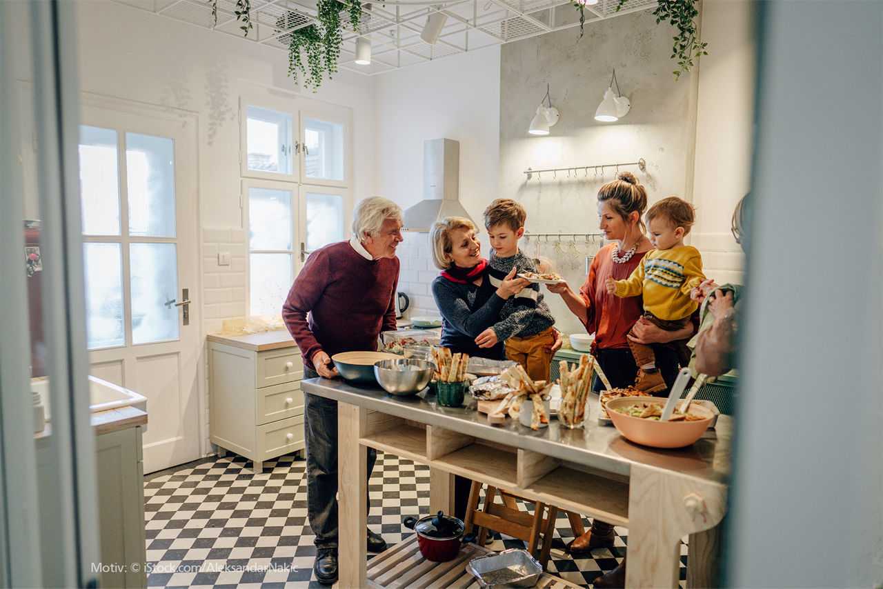 Menschen aus drei Generationen gemeinsam in der Küche