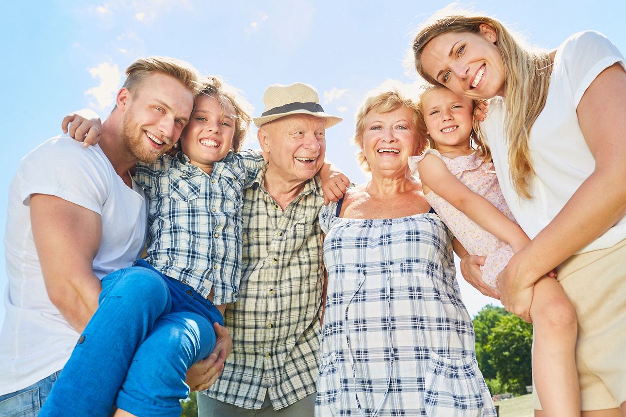 Glückliche Drei Generationen Familie mit Kindern und Großeltern im Sommer