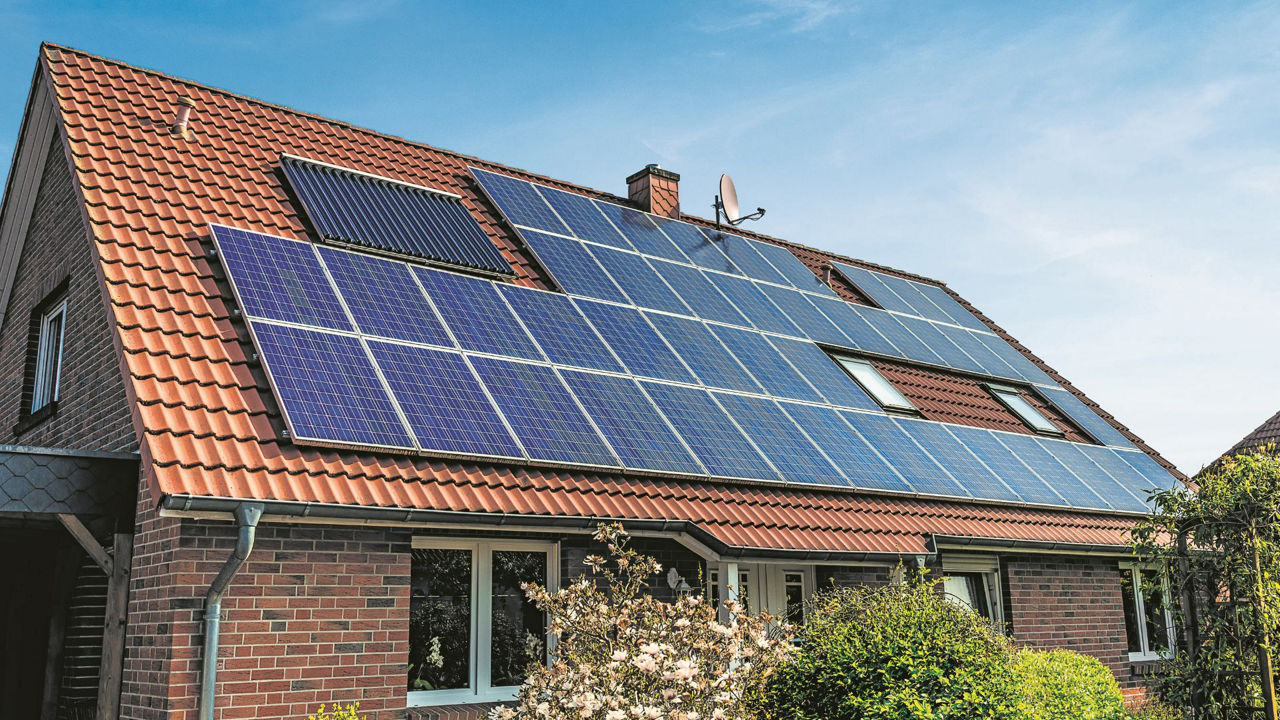 Hausdach mit PV-Anlage 