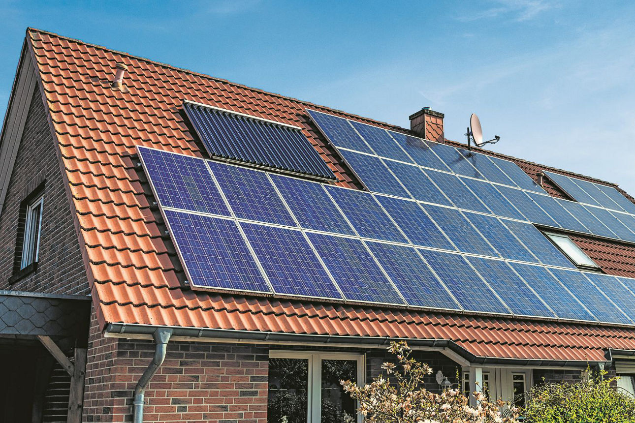 Hausdach mit PV-Anlage 