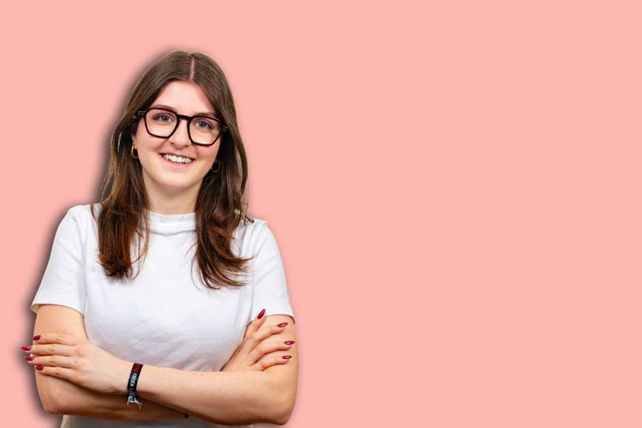 Junge Frau lächelt in die Kamera
